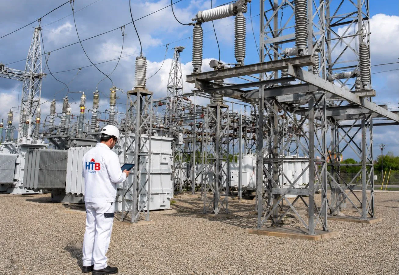 Inspection d'un poste haute tension par un technicien HTB France