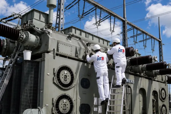 Techniciens HTB France intervenant sur un transformateur en extérieur