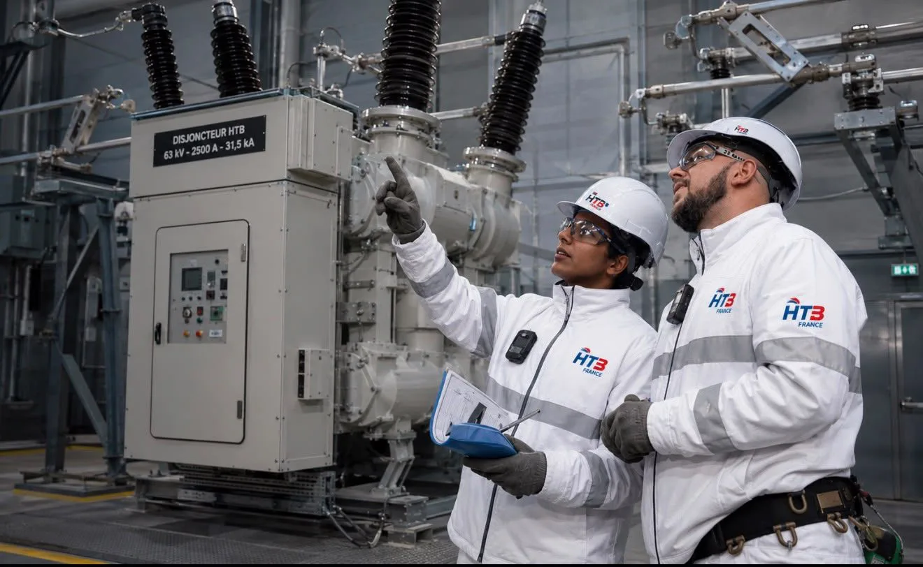Techniciens HTB France sur la commande d'un disjoncteur HTB