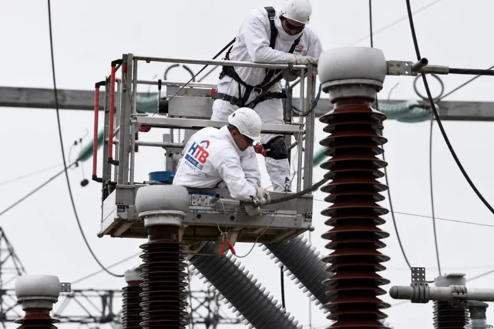Techniciens HTB France en nacelle sur des isolateurs haute tension