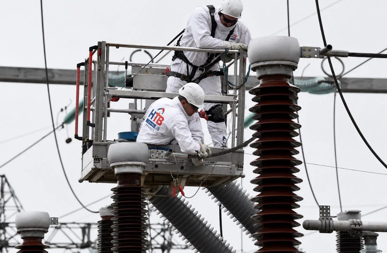 Techniciens HTB France en nacelle sur des isolateurs haute tension