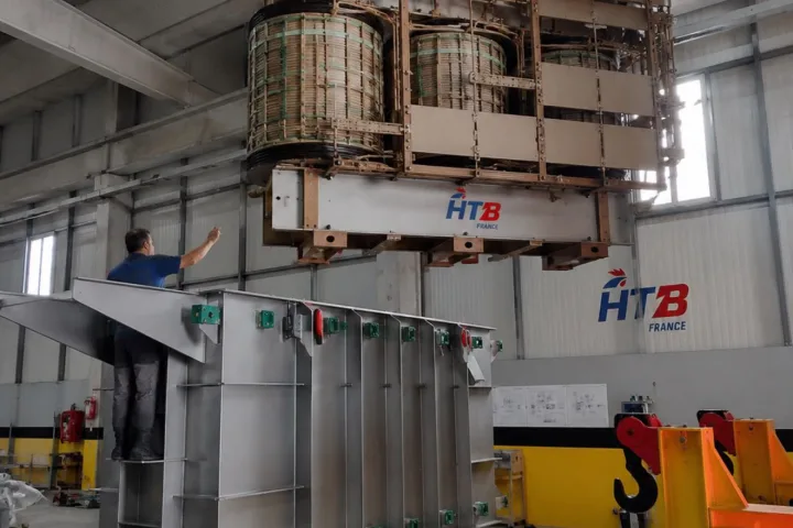 Partie active d'un transformateur levée en atelier